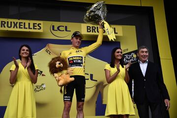 Mike Teunissen con el primer maillot amarillo del Tour de Francia 2019. 