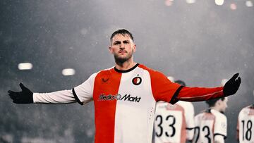 Atención a la emotiva despedida del Feyenoord a Santiago Giménez