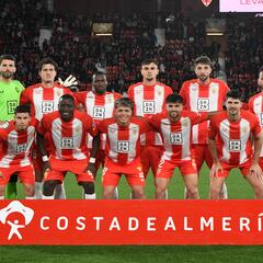 Aprobados y suspensos: El VAR y Luis Suárez reactivan al Almería