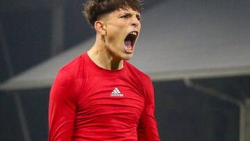 LONDON, ENGLAND - NOVEMBER 13: Alejandro Garnacho of Manchester United celebrates scoring his side's second goal during the Premier League match between Fulham FC and Manchester United at Craven Cottage on November 13, 2022 in London, United Kingdom. (Photo by Craig Mercer/MB Media/Getty Images)