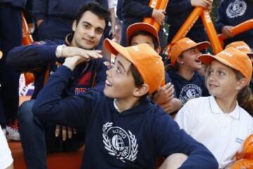 Los pilotos del equipo Repsol Honda de MotoGP, Marc Márquez y Dani Pedrosa, y los de trial, Toni Bou, Takahisa Fujinami y Jaime Busto, hicieron hoy las delicias de los alumnos del colegio sevillano St. Marys School.