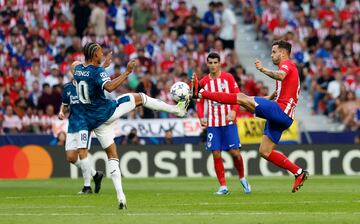 Stengs y Saúl Níguez  pugnan por el balón.