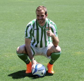 Jugó con el Betis la temporada 15/16.