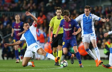 Sergi Roberto emtre Javier Eraso y Gabriel Pirés.           