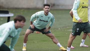 Álex Moreno, en un entrenamiento.