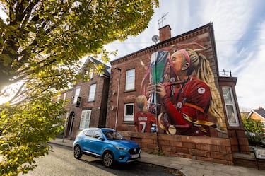 Las estrellas del Liverpool femenino también tienen su espacio en la figura de Missy Bo Kearns con el título de campeonas de la segunda división conquistado en 2022 y una niña con la camiseta de Bo Kearns admirando la escena. Sus promotores explicaron que el mural no solo ayuda a promocionar nuestro equipo femenino sino que da a las niñas y a las futuras generaciones que aspiran a ser jugadoras algo para ver y saber que sus sueños pueden hacerse realidad.