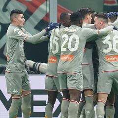 Johan Vásquez tuvo discreta actuación con el Genoa