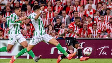 Bilbao, 03/11/2024.- El delantero del Athletic Club, Álvaro Djaló (d), golpea el balón ante los jugadores del Betis durante el encuentro correspondiente a la jornada 12 de Laliga EA Sports que disputan hoy domingo Athletic Club y Betis en el estadio de San Mamés, en Bilbao. EFE/Javier Zorrilla.