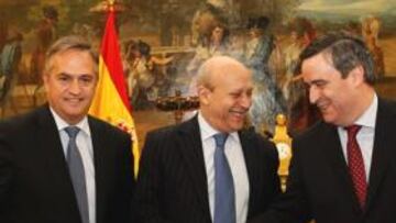 <b>EL COMPROMISO. </b>Astiazarán (LFP), el ministro José Ignacio Wert y Miguel Cardenal (CSD), ayer.