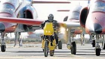 <b>HOMENAJEADO. </b>El comandante Miguel Puertas bien escoltado por sus compañeros de la Patrulla Águila, que ayer demostraron su destreza en las pistas de San Javier.