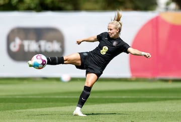 Beth Mead of England shoots during an England training session