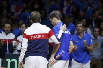 El capitán de Francia, Arnaud Clement, habla con Richard Gasquet durante su duelo con Roger Federer en la final de Copa Davis.