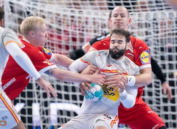 Copenhagen (Denmark), 12/10/2022.- Denmark's Simon Hald (L) and Magnus Saugstrup grab Spain's Jorge Maqueda Peno during the Men's Euro Cup Handball match between Denmark and Spain at the Royal Arena in Copenhagen, Denmark, 12 October 2022. (Balonmano, Abierto, Dinamarca, Espa?a, Copenhague) EFE/EPA/Liselotte Sabroe DENMARK OUT