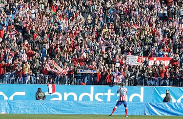 4 de enero de 2015 | El mítico jugador rojiblanco fue presentado ante 45.000 aficionados en el ya desaparecido estadio Vicente Calderón. 