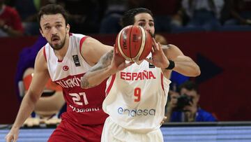 Ricky Rubio y Sertac Sanli.