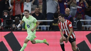 YEDA (ARABIA SAUDÍ), 08/01/2025.- El centrocampista del FC Barcelona Gavi (i) celebra tras anotar el 1-0 que abre el marcador para el equipo culé durante el encuentro de semifinales de la Supercopa de España de fútbol que enfrenta este miércoles al FC Barcelona y al Athletic de Bilbao en el estadio Rey Abdullah de Yeda (Arabia Saudí). EFE/ Alberto Estévez