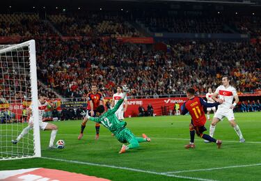 2-2. Despeje bajo palos de Merih Demiral al remate de Yeremy Pino, el balón rebota en Çaglar Söyüncü y Mikel Oyarzabal atento, empuja el balón a placer para anotar el segundo.