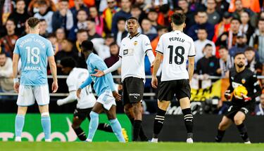 Fue el jugador del Valencia que más destacó en el empate contra el Celta. No cometió casi errores y fue un dolor de cabeza para el ataque vigués. Fue de los jugadores que más pases intentó con éxito (91%) y el jugador de campo que más duelos ganó (70%, el 87% si solo atendemos a los que se refiere en defensa), interceptó 13 balones y recuperó 16. Un auténtico muro. 