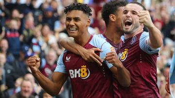 Ollie Watkins y John McGinn, jugadores del Aston Villa, celebran un gol anotado ante el Brighton.