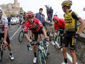 Roglic salva la Vuelta en dura polémica con el Movistar