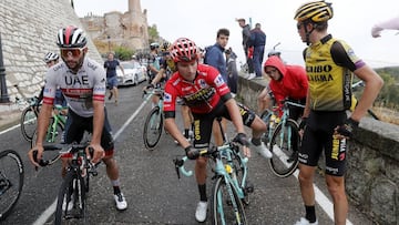 Primoz Roglic retoma la carrera en Escalona tras verse implicado en una ca&iacute;da masiva.