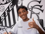Robinho Jr firmando su renovación con Santos.