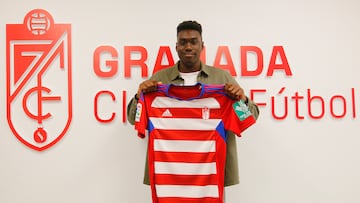 Samu con la camiseta del Granada.