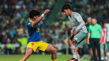 Kevin Alvarez (L) of America fights for the ball with  Emmanuel Echeverria (R) of Santos during the 14th round match between Santos and America as part of the Torneo Clausura 2024 Liga BBVA MX at TSM, Corona Stadium on April 06, 2024 in Torreon, Coahuila, Mexico.