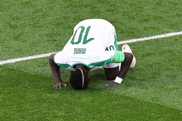 Sadio Mané besa el césped después de anotar el gol 0-1.