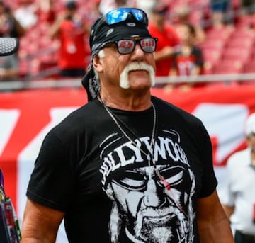 Hulk Hogan también es un gran fanático de los Buccaneers desde hace años, de hecho, en el 2018 se reunió y posó para fotos con los jugadores cuando fue a visitar el campo de entrenamiento.