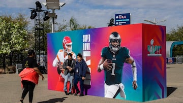 Llegó el gran día. Este domingo se llevará a cabo el Super Bowl LVII y Forbes dejó algunos datos que debes conocer de Chiefs y Eagles antes del duelo.