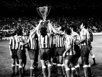 Los jugadores del Atlético de Madrid levantan el trofeo de Campeón de la Liga 1972-1973.