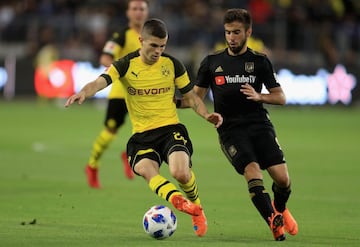 Pulisic se pelea la posesión del balón ante el uruguayo Diego Rossi.