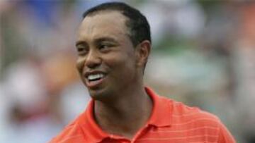 <b>Sonriente</b>. Tiger Woods lidera el "Tour Championship".
