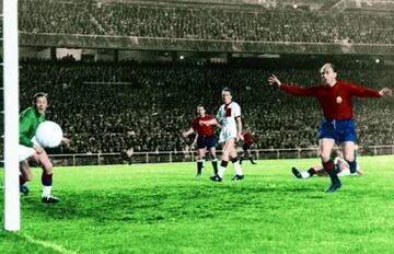 Di St&eacute;fano celebra un gol con Espa&ntilde;a.