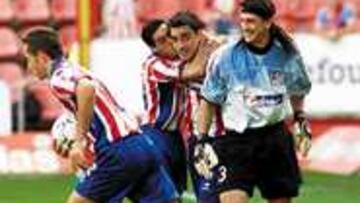 COMPLICIDAD. Lozano consigue el empate y mientras le felicitan mira como Burgos se ríe, al no conseguir engañar al asturiano en el penalti.