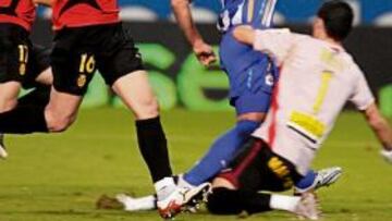 <b>PENALTI CLARO. </b>Moyá derribó claramente a Bodipo en la jugada clave del partido.