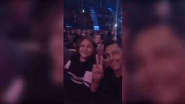 Alexis Sánchez disfrutó junto a su madre el concierto de Paul Anka