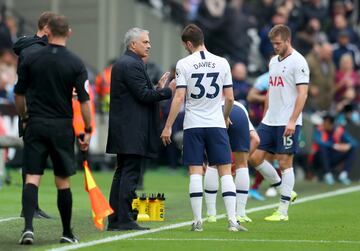 Jose Mourinho da instrucciones a Ben Davies