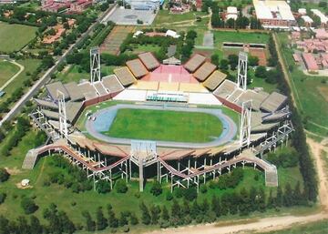 El estadio está ubicado en la ciudad de Mahikeng, Sudáfrica. Construido en 1981 por una empresa israelí, sorprende por la extraña composición de las gradas. 