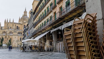 La terraza de un bar en Segovia, Castilla y León (España), a 10 de enero de 2021. Ávila, Segovia y Palencia vuelven a partir de este domingo a la fase 4 por el aumento de contagios de coronavirus, lo que incluye cierres perimetrales, toque de queda a las 22.00 horas y el cierre del sector hostelero, centros comerciales, centros deportivos y casas de apuestas.
10 ENERO 2021;FASE 4;CORONAVIRUS;VIRUS;ENFERMEDAD;SALUD;SANIDAD;
Nacho Valverde / Europa Press
10/01/2021