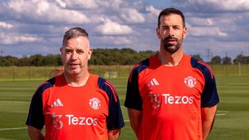 René Hake y Ruud van Nistelrooy, nuevos miembros del cuerpo técnico del Manchester United.