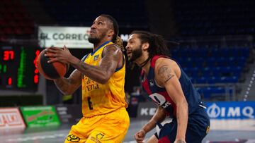 Andrew Albicy se prepara para anotar ante Pierria Henry en el TD Systems Baskonia-Herbalife Gran Canaria.