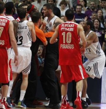 Bourousis y Petway.