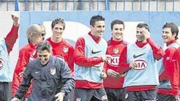 <b>VUELVE LA RISA. </b>Tras la derrota y los incidentes del jueves, el entrenamiento de ayer del Atlético estuvo marcado por el buen humor. Murcia ha convencido a la plantilla de que haga borrón y cuenta nueva.