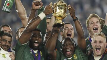 Yokohama (Japan), 02/11/2019.- South African captain Siya Kolisi (C-L) and South African president Cyril Ramaphosa (C-R) hold the cup as the team celebrates winning the Rugby World Cup final match between England and South Africa at the International Stad