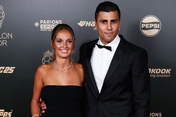 El centrocampista español Rodrigo con su pareja Laura Iglesias, posando a su llegada a la ceremonia de entrega del Balón de Oro 2024.