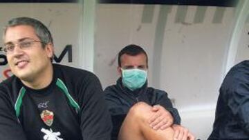 <b>PRECAUCIÓN. </b>Juli con mascarilla, ayer, en el banquillo del Martínez Valero durante el entrenamiento.