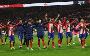 Los jugadores del Atlético de Madrid celebran la victoria y la clasificación a los cuartos de final de la Copa del Rey.