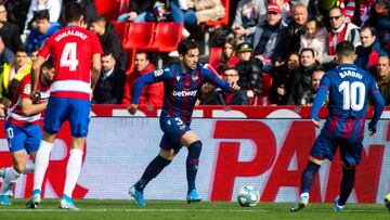 Toño conduce el balón con Bardhi cerca de él.